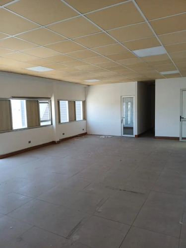 Moderna Bodega Con Oficina Y Showroom Frente A La Radial