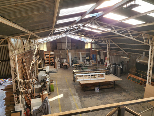 Fabrica De Muebles O Uso De Galp&oacute;n Comercial