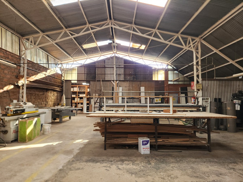 Fabrica De Muebles O Uso De Galp&oacute;n Comercial