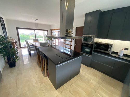 Venta Casa 5D en suite Walk-in cl&oacute;set 4B 3E  - Conc&oacute;n