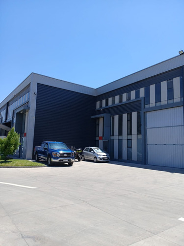 Moderna Bodega Con Oficina Y Showroom Frente A La Radial