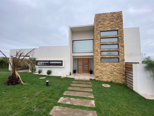 Venta Casa 5D en suite Walk-in cl&oacute;set 4B 3E  - Conc&oacute;n