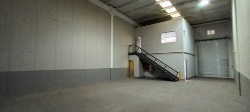 Bodega Comercial Nuevas Y De Gran Altura Para Almacenamiento