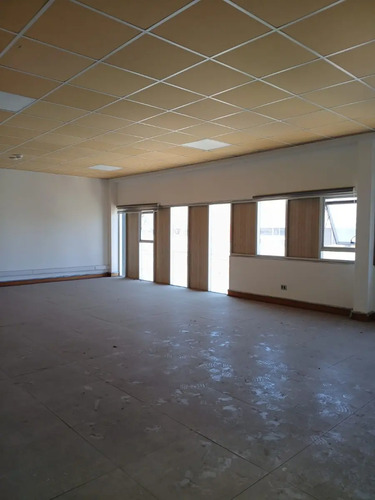 Moderna Bodega Con Oficina Y Showroom Frente A La Radial