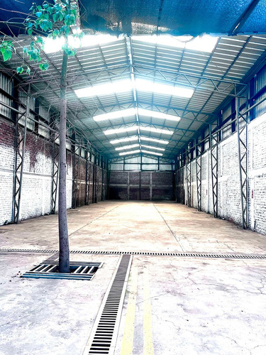 Propiedad Con Galp&oacute;n, Oficinas, Cercana Al Metro. Trif&aacute;sica.