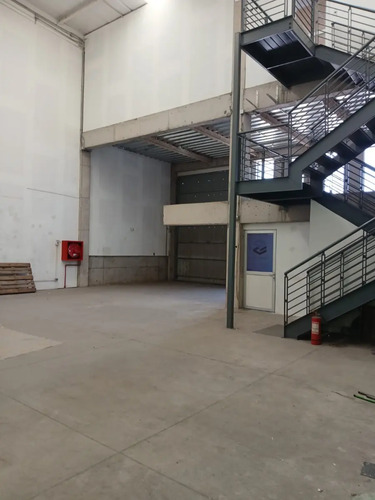 Moderna Bodega Con Oficina Y Showroom Frente A La Radial