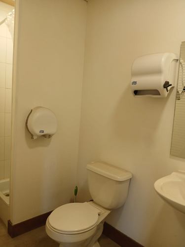 Moderna Bodega Con Oficina Y Showroom Frente A La Radial