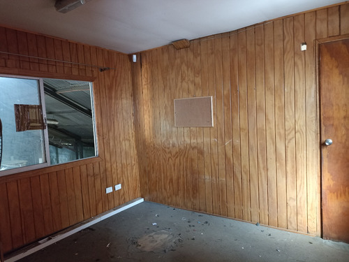  Galp&oacute;n Industrial Con Oficinas Administrativas En La Granja