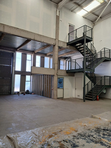 Moderna Bodega Con Oficina Y Showroom Frente A La Radial